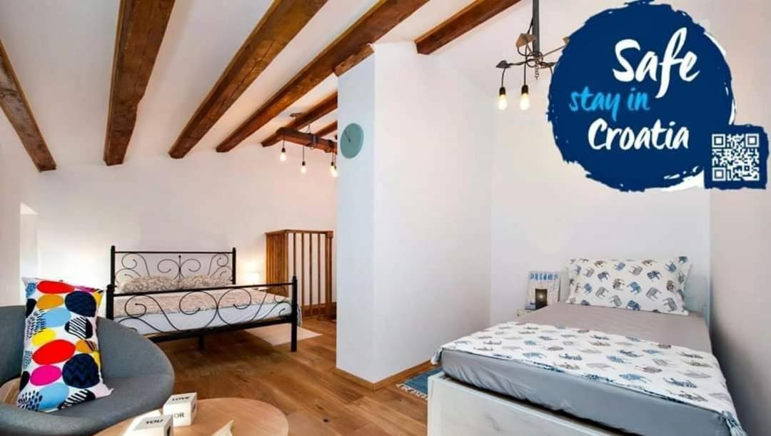 Joseph'S Yard Apartment Ровин Екстериор снимка