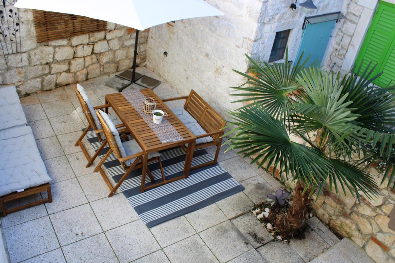 Joseph'S Yard Apartment Ровин Екстериор снимка