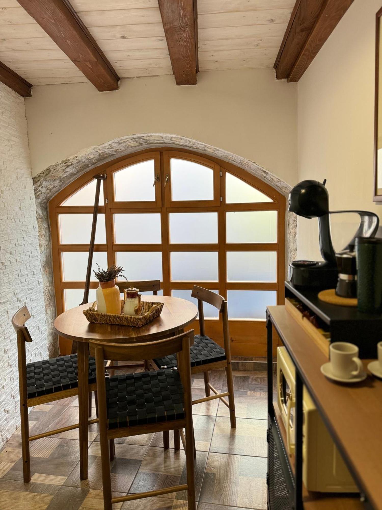 Joseph'S Yard Apartment Ровин Екстериор снимка