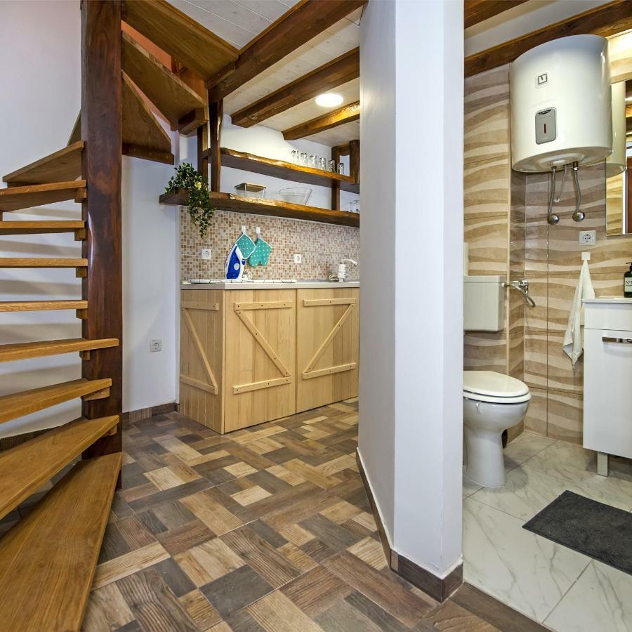Joseph'S Yard Apartment Ровин Екстериор снимка