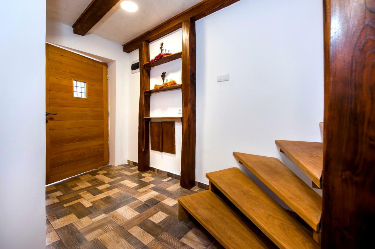 Joseph'S Yard Apartment Ровин Екстериор снимка
